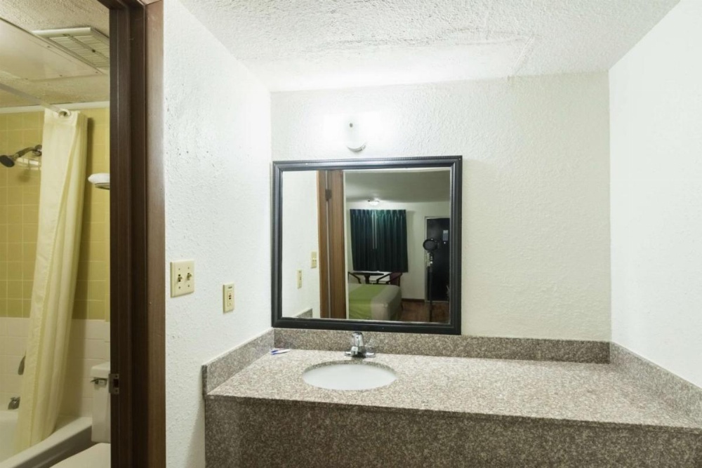 Room image 4